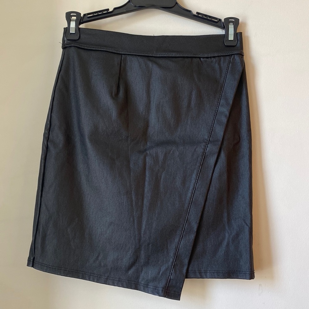 ๐HP Sexy Windsor Black Faux Leather Mini Skirt, Size Medium - Picture 2 of 8